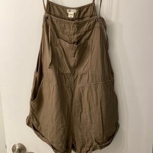 Billabong green romper size medium